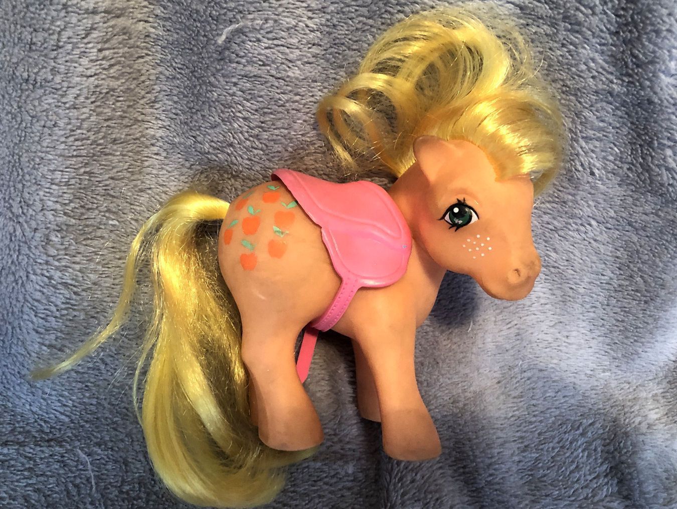 My Little Pony Gen 1 - Applejack  (Bow Tie Pose)  (2)
