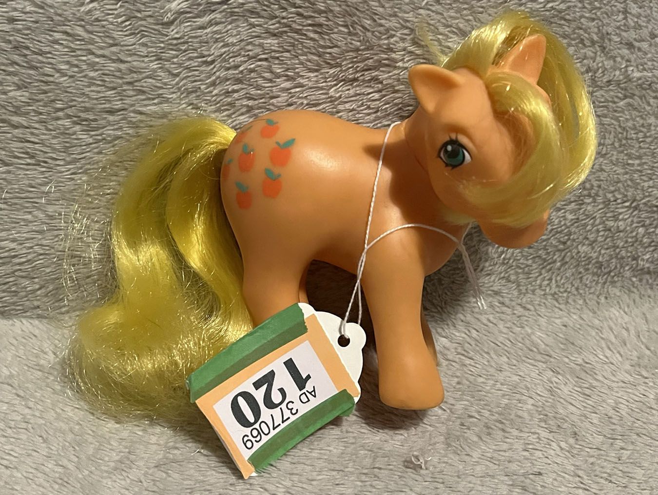 My Little Pony Gen 1 - Applejack  (Bow Tie Pose)  (3)