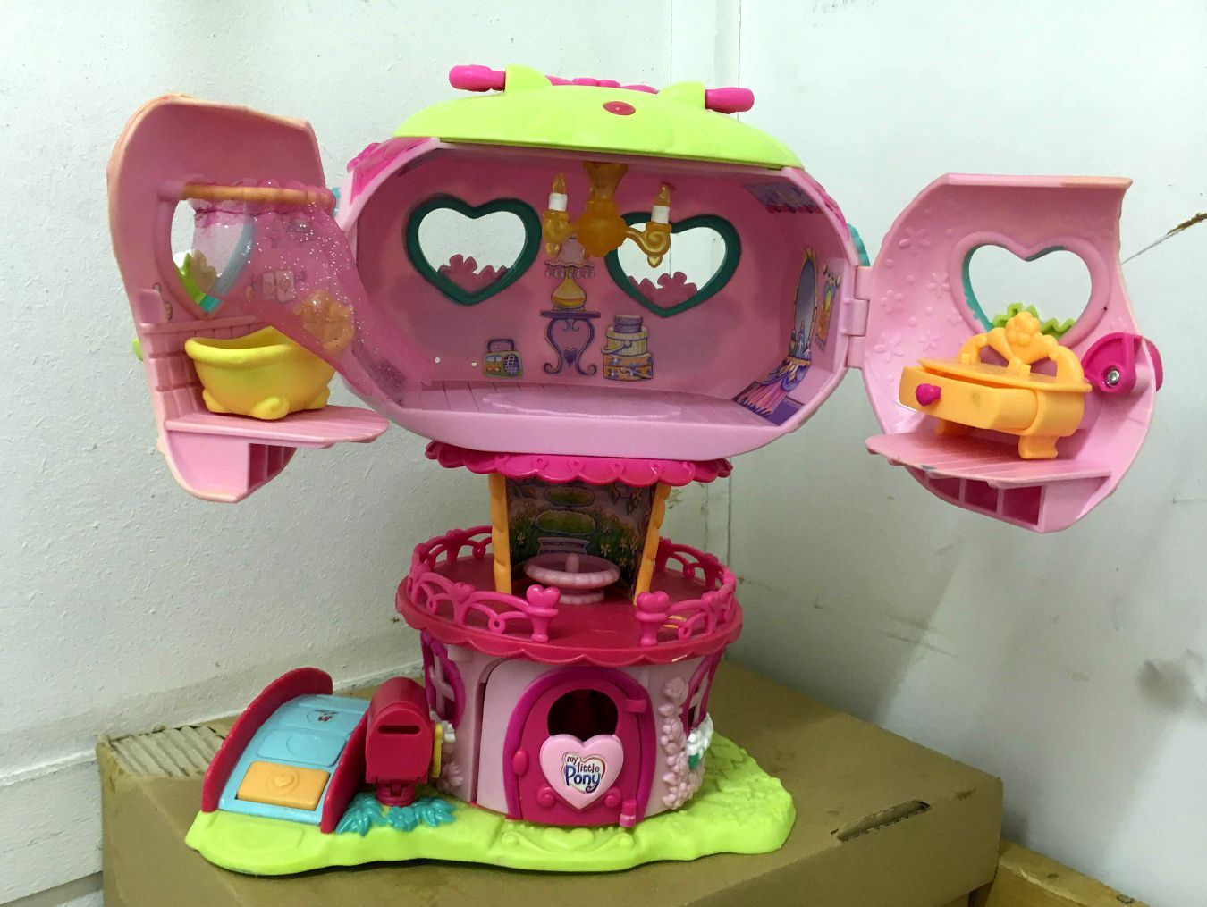My Little Pony Gen 3.5 - Pinkie Pie’s Balloon House (2)    (1)