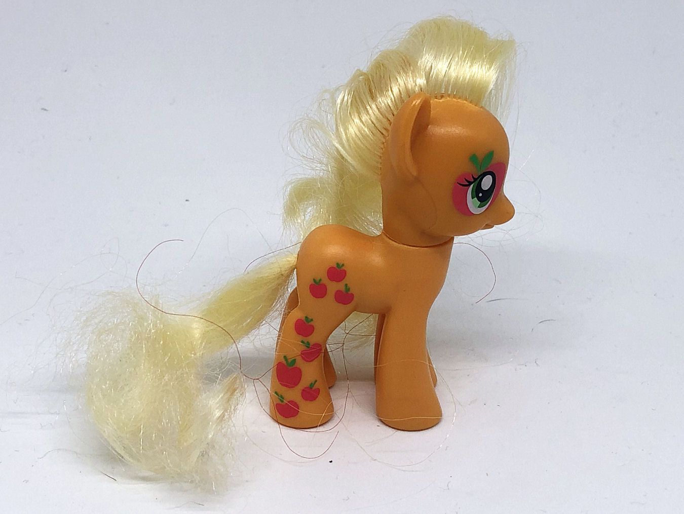 My Little Pony Gen 4 - Applejack  (Cutie Mark Charm)  (1)